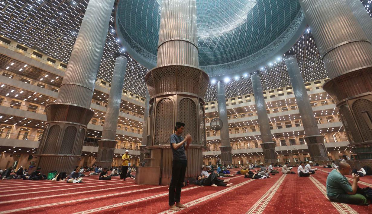 Memasuki sepuluh malam terakhir bulan suci Ramadan, salah satu ibadah yang paling dianjurkan adalah Itikaf. Tampak dalam foto, umat Muslim dari berbagai wilayah Jakarta dan sekitarnya saat melakukan Itikaf pada malam ke-21 Ramadan di Mesjid Istiqlal, Jakarta, Selasa (10/3/2026). (Kapanlagi.com/Budy Santoso)