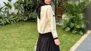 Penampilan gemas Cut Intan Nabila pakai atasan sweater cokelat dengan rok panjang dan padu padan hijab polos yang sama-sama berwarna hitam. [Foto: Instagram/cut.intannabila]