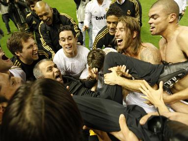 Persaingan dua klub bebuyutan dalam sebuah liga domestik lazim terjadi di beberapa liga top Eropa. Faktor sejarah dan letak geografis biasanya menjadi penyulut persaingan tersebut. Dalam kondisi tersebut, biasanya para pemain maupun pelatih akan menghindari berpindah klub dalam lingkaran persaingan tersebut. Namun 5 pelatih berikut berani mengambil risiko dengan berpindah atau membelot ke klub yang menjadi rival. Siapa saja kelima pelatih tersebut? Berikut daftar kelimanya. (AFP/Cesar Manso)