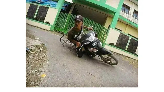 Aksi Nyeleneh Saat Berkendara Ini Cuman Ada di Indonesia