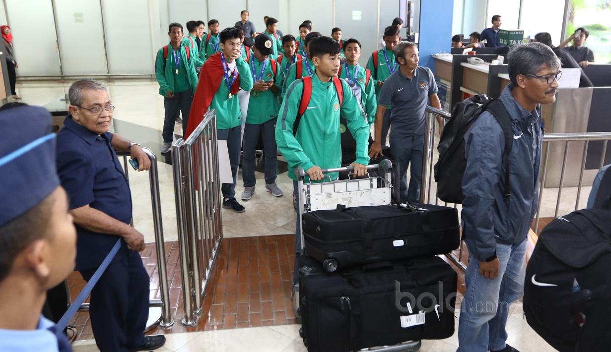 Suasana kedatangan Timnas Indonesia U-16 di Bandara Soekarno-Hatta, Cengkareng, Senin (19/6/2017). Timnas U-16 menjadi juara pada ajang Tien Phong Plastic Tournament 2017. (Bola.com/Nicklas Hanoatubun)