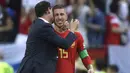 Tangis Sergio Ramos (kanan) pecah saat memeluk pelatih, Fernando Hierro usai kalah dari Rusia pada laga 16 besar Piala Dunia 2018 di Luzhniki Stadium, Moskow, Rusia, (1/7/2018). Spanyol kalah adu penalti 3-4. (AFP/Juan Mabromata)