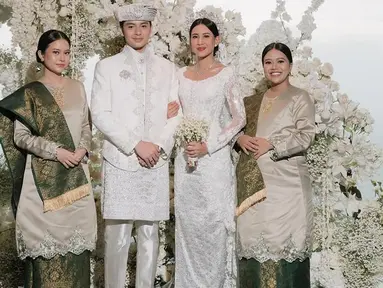 Tidak sendiri, Hanggini mendampingi Shenina bersama sahabat lainnya, Amelia Pratiwi. Mereka berdua dengan setia menemani Shenina di hari bahagianya. Sebagai sahabat dekat, Hanggini merasakan haru melihat Shenina resmi menikah dengan pria yang dicintainya. (Liputan6.com/IG/@ameliapratiwi47)