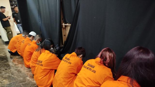 Polda Metro Jaya merilis kasus Tindak Pidana Perdagangan Orang (TPPO) berkedok pernikahan, Jumat (6/12/2024). Sembilan orang ditangkap dan ditetapkan tersangka. (Liputan6.com/Ady Anugrahadi)