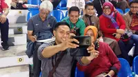 Evan Dimas bersama penonton di Stadion Selayang, Selangor, Malaysia. Selasa (22/8/2017). (Bola.com/Benediktus Gerendo Pradigdo)