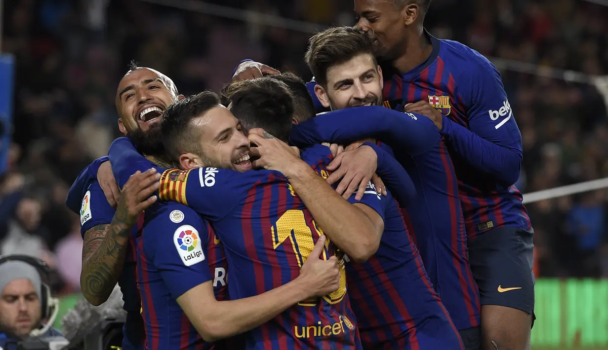 Perayaan gol pemain Barcelona usai Lionel Messi mencetak gol pada leg kedua Copa Del Rey yang berlangsung di stadion Nou Camp, Barcelona, Kamis (31/1). Barcelona menang 6-1 atas Sevilla. (AFP/Luis Gene)