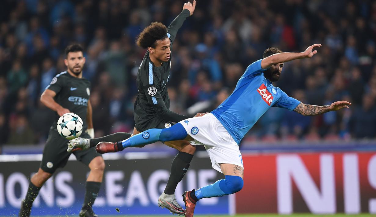 Duel pemain Napoli, Elseid Hysaj (kanan) dengan pemain Manchester City, Leroy Sane pada laga Liga Champions grup F di San Paolo stadium, Naples, (1/11/2017). City menang 4-2. (AFP/Filippo Monteforte)
