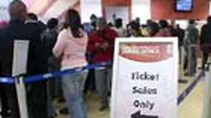 Banyak pendukung tim sepakbola antre, meski ada cara mudah membeli tiket lewat internet. Panitia menyiapkan mesin khusus yang berfungsi mencetak tiket pertandingan. 