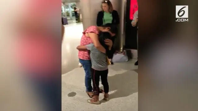 Seorang ibu Imigran memeluk anaknya erat setelah dipisahkan oleh kebijakan zero tolerance di AS.