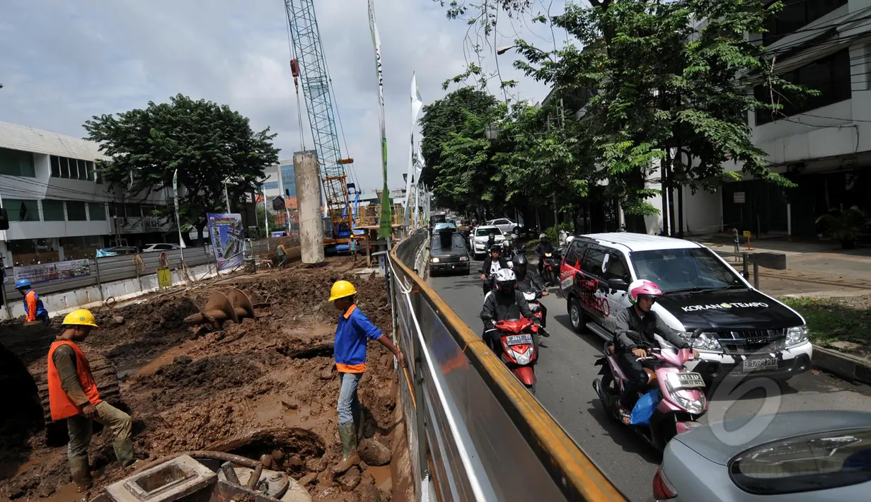 Akibat pembangunan Fly Over Ciledug - Tendean di Kebayoran Lama lalu lintas menjadi tersendat, Jakarta, Kamis, (12/3/2015). Direktorat Lalu Lintas Polda Metro Jaya merencanakan rekayasa arus lalu lintas di kawasan tersebut (Liputan6.com/Johan Tallo)