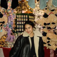 Seperti saat bermain di Hyde Park ini. Atasan polos berwarna hitam pun terlihat semakin keren dipadukan dengan leather jacket dengan detail bulu pada kerah. [@azizahsalsha_]