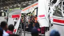Para pekerja dan petugas penyelamat memeriksa kondisi salah satu gerbong Kereta Rel Listrik (KRL) Commuter Line yang mengalami kecelakaan di Stasiun Bekasi Timur, Bekasi, Jawa Barat, Selasa 28 April 2026. (AP Photo/Tatan Syuflana)