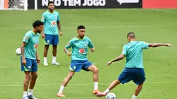 Latihan ini bagian persiapan menjelang pertandingan sepak bola Kualifikasi Piala Dunia FIFA 2026 zona Conmebol melawan Argentina. (EVARISTO SA/AFP)