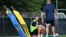 Francesco Totti tengah berbincang dengan Radja Nainggolan pada sesi latihan tour pra musim AS Roma di Ohiri Field, Cambridge, Massachusetts, (25/7/2016). (Maddie Meyer/Getty Images/AFP)