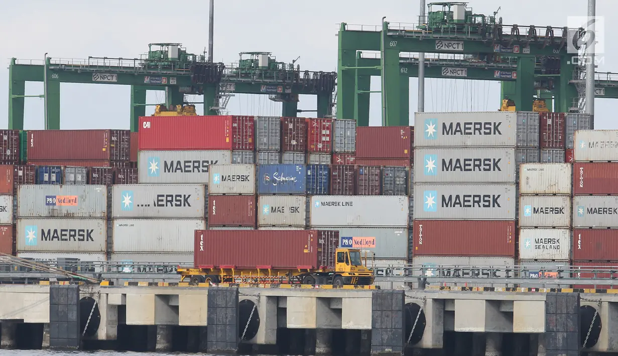 Suasana bongkar muat di pelabuhan Tanjung Priok, Jakarta Utara, Kamis (14/2). Pemerintah memperkirakan pertumbuhan impor tahun ini tidak akan seagresif tahun lalu. (Liputan6.com/Angga Yuniar)