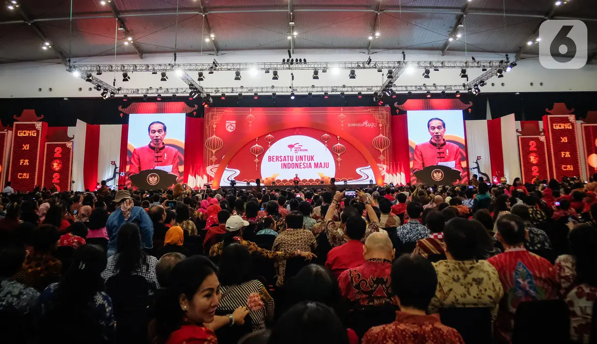 Presiden Joko Widodo (Jokowi) memberi sambutan saat menghadiri Perayaan Imlek Nasional 2020 di ICE BSD Tangerang Selatan, Kamis (30/1/2020). Perayaan Imlek Nasional 2020 mengangkat tema "Bersatu untuk Indonesia Maju". (Liputan6.com/Faizal Fanani)