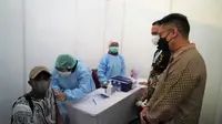 Menteri Kesehatan RI Budi Gunadi Sadikin meninjau pelaksanaan vaksinasi COVID-19 massal di Bandara Soekarno-Hatta, Tangerang pada 23 Juli 2021. (Dok Kementerian Kesehatan RI)