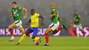 Pemain Al-Nassr, Sadio Mane (tengah) berusaha melewati pemain Al-Ettifaq pada laga pekan pertama Liga Arab Saudi 2023/2024 di Prince Mohamed bin Fahd Stadium, Dammam, Selasa (15/08/2023) dini hari WIB. (Twitter/@AlNassrFC_EN)