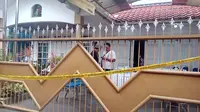 Garis polisi di pagar rumah korban, Agus Samad. Polisi terus mereka ulang peristiwa itu di tempat kejadian  perkara (Liputan6.com/Zainul Arifin)