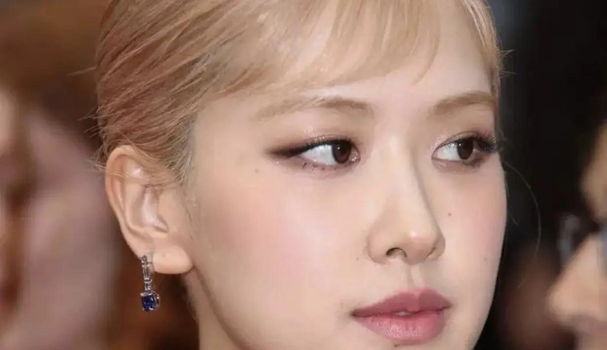 Rose tampil dengan riasan minimalis mengenakan lipstik nude. Riasan matanya menjadi on point dengan eyelinernya.  Credit: Instagram @blackpink.style4