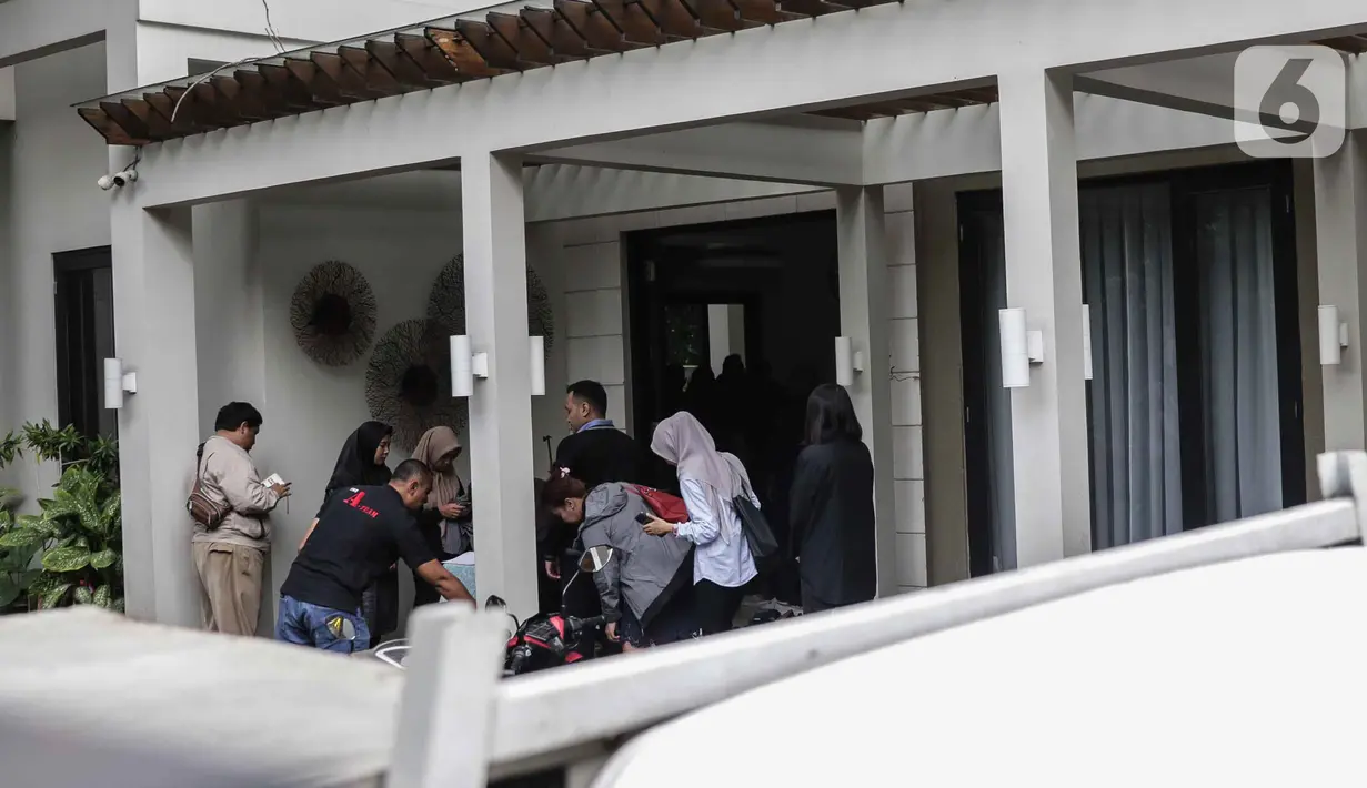 Kerabat saat berada di rumah duka almarhum Ashraf Sinclair di kawasan Pejaten Barat IV, Jakarta, Selasa (18/2/2020). Ashraf Sinclair dinyatakan meninggal oleh dokter di Rumah Sakit MMC Kuningan, Jakarta Selatan pukul 04.51 WIB. (Liputan6.com/Faizal Fanani)