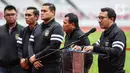 Ketua Komite Pemilihan PSSI Amir Burhanuddin (kiri) dan Ketua Komite Banding pemilihan Gusti Randa (kanan) mengumumkan sejumlah nama calon ketua dan wakil ketua PSSI di Stadion Gelora Bung Karno (SUGBK),  Jakarta, Selasa (31/1/2023). Selanjutnya KP atau Komite Pemilihan akan menunggu banding dari para calon yang dinyatakan tidak lolos dan akan diperiksa lebih lanjut oleh Komite Banding Pemilihan (KBP).  (Liputan6.com/Johan Tallo)