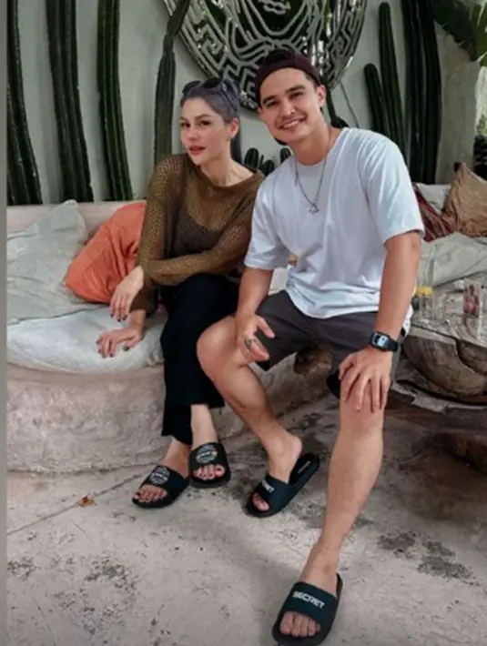 Dalam Instagram Stories, Aiman Ricky dan DJ Katty Butterfly juga tak sungkan memperlihatkan kebersamaan. Tak sedikit netizen yang mendoakan jika hubungan asmara keduanya kembali terjalin. (Liputan6.com/IG/@dj_kattybutterfly36)
