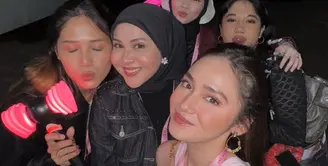 Syida Hadju hadir mengenakan atasan crosneck pink dipadukan bawahan hitam. Lengkap dengan anting-anting hoop. [@kesharatuliu05]