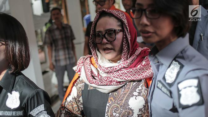 Komedian Tri Retno Prayudati alias Nunung digiring oleh petugas saat akan rilis kasus narkoba di Ditnarkoba Polda Metro Jaya, Jakarta, Senin (22/7/2019). Nunung ditangkap bersama suaminya, July Jan Sambiran, usai bertransaksi narkoba dengan tersangka TB di kediaman mereka. (Liputan6.com/Faizal Fanan