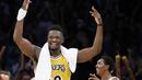 Kegembiraan pemain Los Angeles Lakers, Julius Randle #30 dan Louis Williams #23 usai menaklukkan Warriors  pada laga NBA basketball game di Los Angeles, (4/11/2016).  (AP /Alex Gallardo)