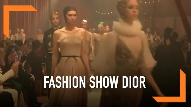 Rumah busana Dior memamerkan koleksinya di Dubai. Dior mengambil inspirasi dari pertunjukan sirkus untuk model busananya kali ini.
