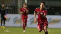 Pemain Timnas Indonesia U-19, Egy Maulana Fikri saat uji coba melawan Espanyol B pada laga persahabatan di Stadion GBLA, Bandung, (15/7/2017). Timnas U-19 kalah 2-4. (Bola.com/Nicklas Hanoatubun)