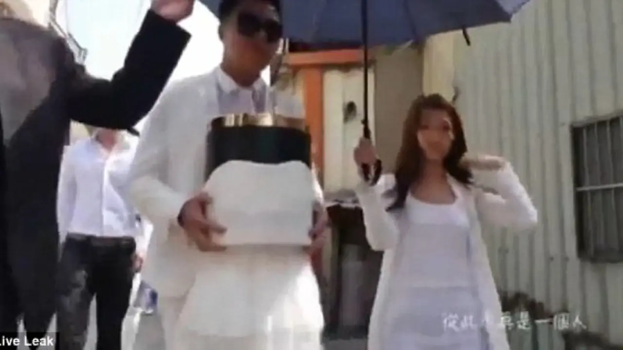 Tak Terima Kepergian Kekasih, Pria Ini Nikahi Abu Sang Pacar