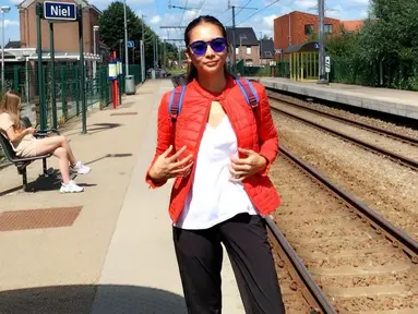 Gaya Dita Anggraeni satu ini juga bisa dijadikan sebagai inspirasi ketika berlibur. Hanya menggunakan kaus putih dan celana hitam, penampilannya dipercantik dengan jaket merah serta kacamata biru yang senada dengan ranselnya. (Liputan6.com/IG/@ditaofficial.id)