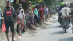 Sejumlah penyapu koin kali Sewo menunggu di sepanjang pinggir jalan, Subang, Jawa Barat, Sabtu (7/1). Mereka menunggu pengendara yang lewat melempar koin ke jalan. (Liputan6.com/Helmi Afandi)