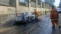 Sebuah mobil jenis Daihatsu Ayla tiba-tiba kebakaran saat melintas dari arah Limo menuju Tugu Tanah Baru. (Liputan6.com/Dicky Agung Prihanto
