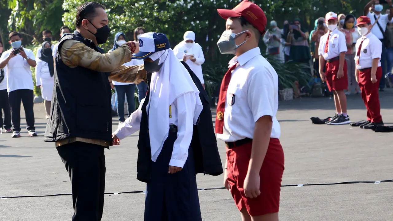 Eri Cahyadi mengukuhkan 457 tim siswa satgas sekolah jelang dimulainya Pembelajaran Tatap Muka terbatas. (Dian Kurniawan/Liputan6.com)