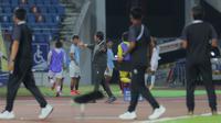 Kekecewaan Pelatih Timnas Indonesia U-22, Indra Sjafri saat melawan Myanmar U-22 pada pertandingan SEA Games 2025 di 700th Anniversary Stadium, Chiang Mai, Jumat (12/12/2025). (Bola.com/Bagaskara Lazuardi)