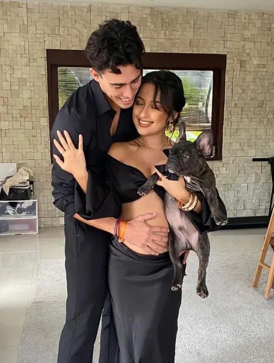 Saat acara  gender reveal, aktris 21 tampil menawan kenakan setelan crop top hitam yang mengekspos bare baby bump-nya. [Foto: IG/jennifercoppenreal20].