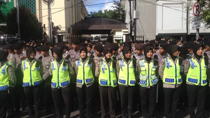 Kawal Sidang Ahok, Polwan Berhijab Berada di Barisan Depan