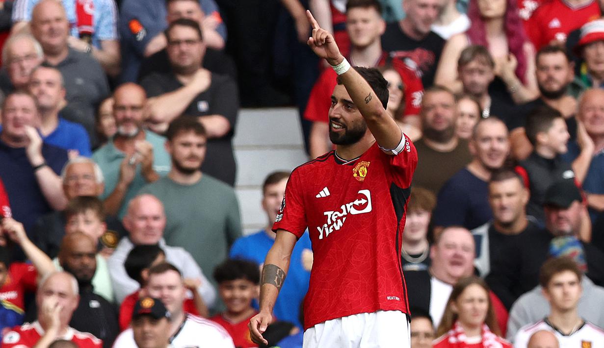 Kapten Manchester United, Bruno Fernandes berselebrasi setelah mencetak gol ketiga timnya ke gawang Nottingham Forest pada laga lanjutan Liga Inggris 2023/2024 di Old Trafford, Manchester, Inggris, 26 Augustus 2023. Bruno terpilih menjadi kapten utama Setan Merah pada musim ini menggantikan peran Harry Maguire. Pemain asal Portugal tersebut tercatat memiliki kontrak hingga tahun 2026 dan mendapatkan gaji sebesar 240 ribu pounds per pekan di Old Trafford. (AFP/Darren Staples)