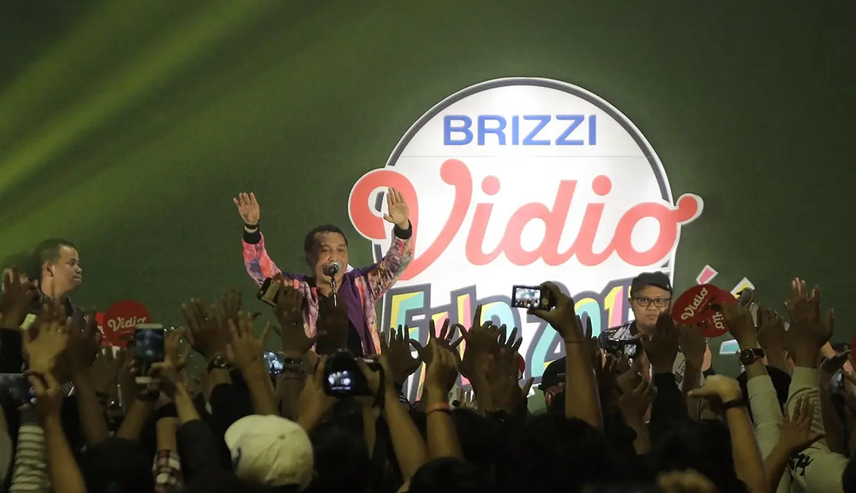 Keseruan begitu terlihat saat Nidji tampil. Nidjiholic sebutan para penggemar grup Nidji sengaja datang dari berbagai kota. Ini menjadi saat-saat akhir sebelum akhirnya sang vokalis Giring tahun depan tak lagi bersama Nidji. (Daniel Kampua/Bintang.com)