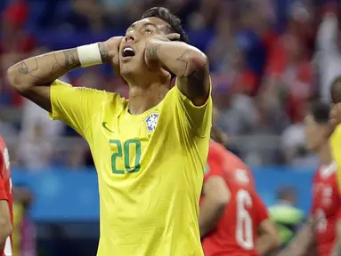 Striker Brasil, Roberto Firmino, tampak kecewa usai ditahan imbang Swiss pada laga Grup E Piala Dunia di Rostov Arena, Rostov-on-Don, Minggu (17/6/2018). Kedua negara bermain imbang 1-1. (AP/Filipe Dana)