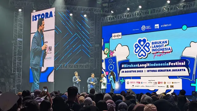 Menteri BUMN Erick Thohir dan Ketua Umum PAN Zulkifli Hasan bertemu dalam acara konser Birukan Langit Indonesia Festival di Istora Senayan, Jakarta, Jumat (26/8/2022) (Ahda Bayhaqi/Merdeka.com)