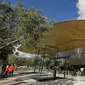 Fasilitas Visitor Center di kawasan Apple Park yang resmi dibuka untuk umum di Cupertino, California, Jumat (17/11). Visitor Center dilengkapi dengan atap yang terbuat dari bahan serat fiber kantilever sehingga membuatnya tampak melayang (AP/Eric Risberg)