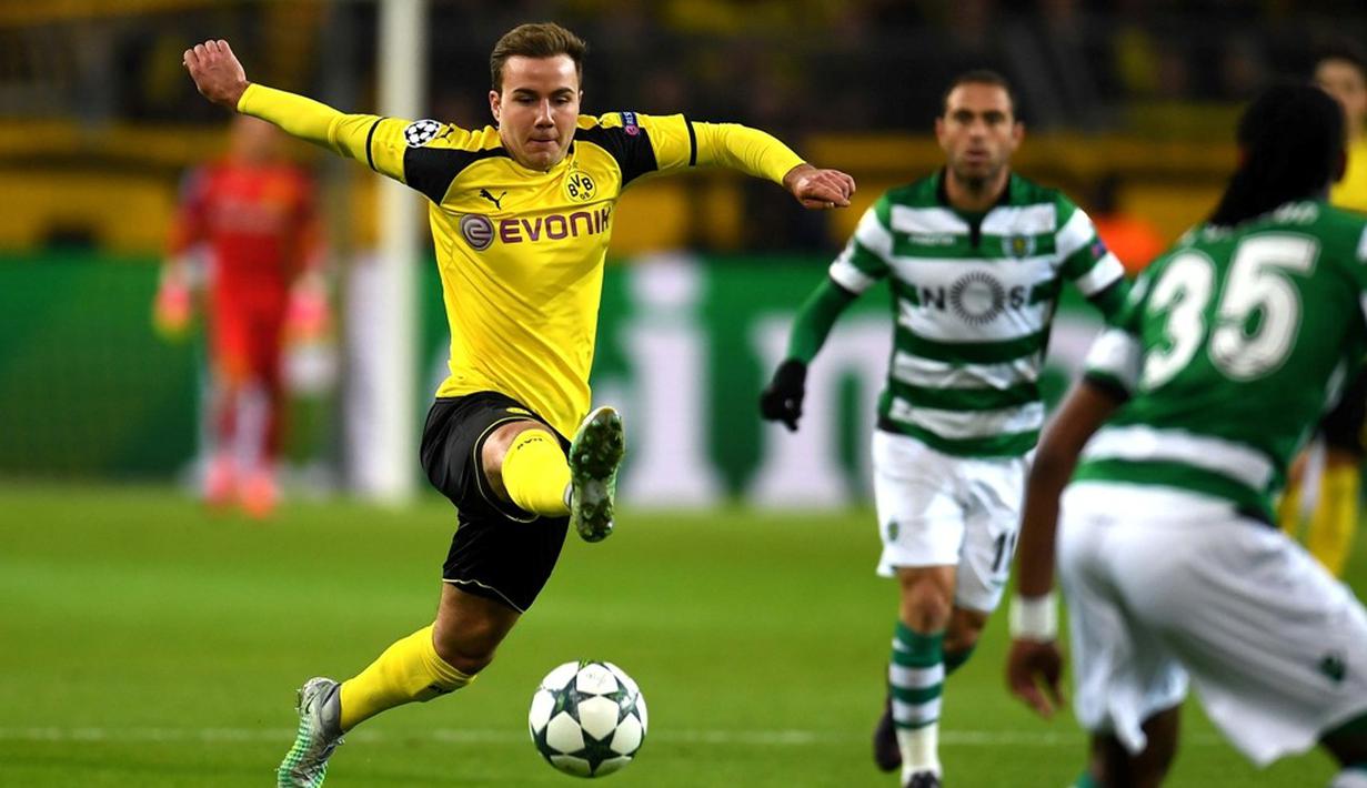 Pemain Borussia Dortmund, Mario Goetze, melakukan tendangan ke arah gawang Sporting CP dalam laga Grup F Liga Champions di Signal Iduna Park, Rabu (2/11/2016) waktu setempat. (AFP/Patrik Stollarz)