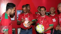 Mantan Kapten Timnas Indonesia, Ferryl Raymond Hattu dan Aji Santoso bersiap menandatangani bola di gerai pojok PSSI, Bandung (8/1). 13 mantan penggawa Timnas Indonesia hadir dalam peresmian tersebut. (Liputan6.com/Helmi Fithriansyah)