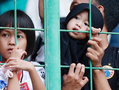 Suporter Cilik saat menyaksikan pertandingan Persija Jakarta melawan Arema FC pada laga BRI Liga 1 di Stadion Patriot Candrabhaga, Bekasi, Minggu (12/2/2023). Sejumlah fans balita tampak menghiasi tribun penonton. (Bola.com/M Iqbal Ichsan)