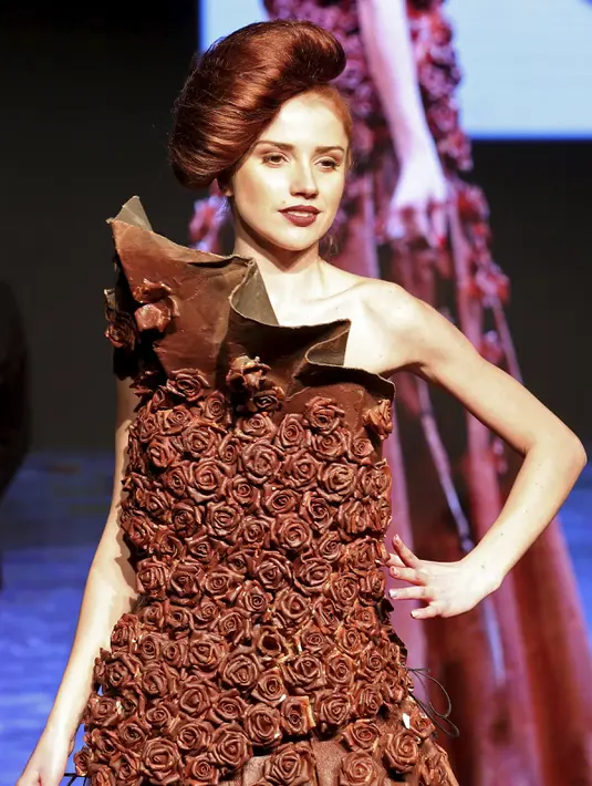 Model berpose di atas catwalk mengenakan busana kreasi desainer asal Perancis, Maitre Chocolatier Patrice Chapon saat pameran cokelat internasional "Salon du Chocolat" di Milan, Italia, Jumat (12/2/2016). (REUTERS/ Stefano Rellandini)