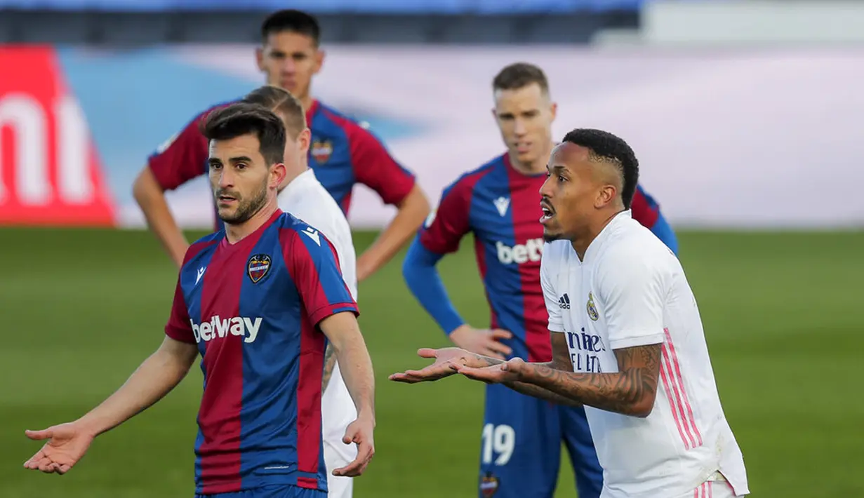 Pemain Real Madrid Eder Militao (kanan) bereaksi setelah menerima kartu merah saat melawan Levante pada pertandingan Liga Spanyol di Stadion Alfredo Di Stefano, Madrid, Spanyol, Sabtu (30/1/2021). Real Madrid kalah 1-2. (AP Photo/Manu Fernandez)